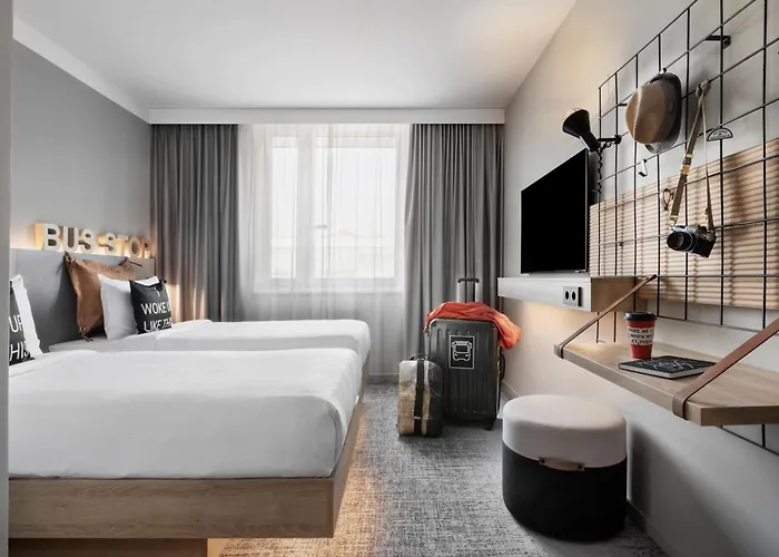 Moxy East 3*