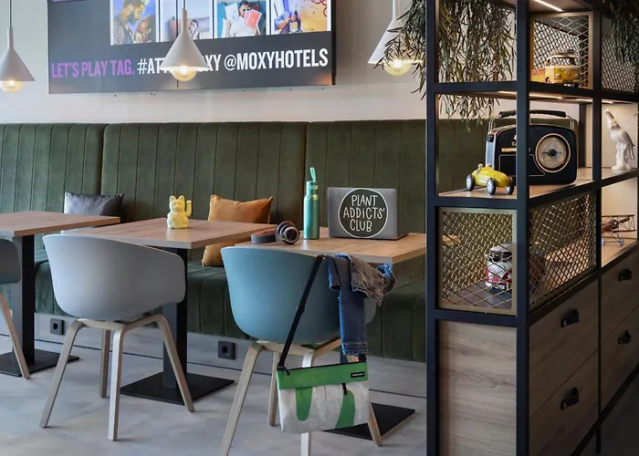 Hotel Moxy East 3*
