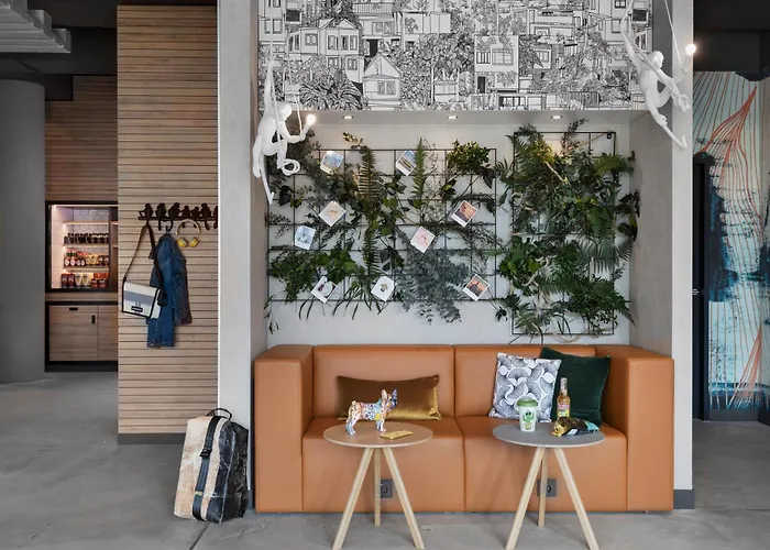 Hotel Moxy East 3*