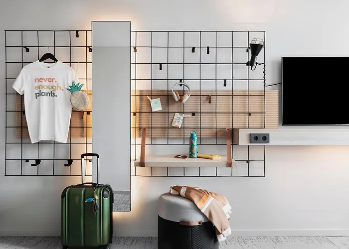 Moxy East 3*