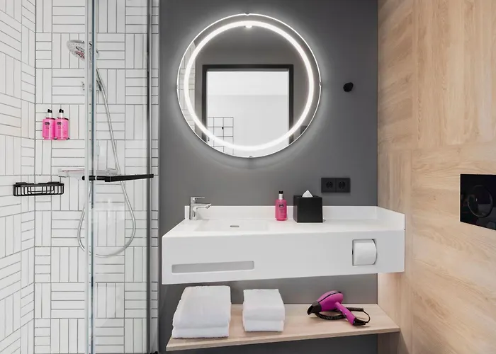 Hotel Moxy East 3*
