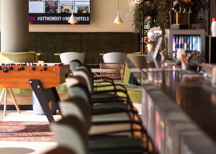 Moxy East Hotel 3*