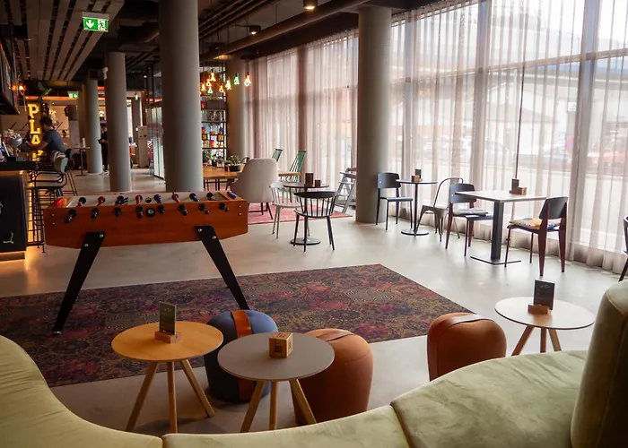 Moxy East 3*