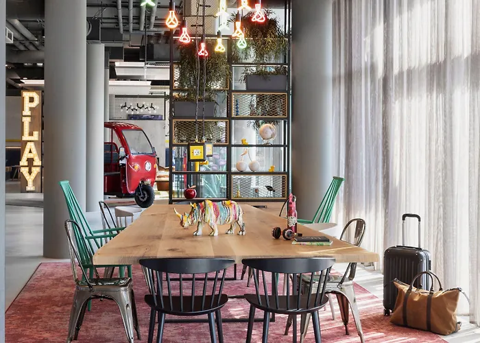 Moxy East 3*