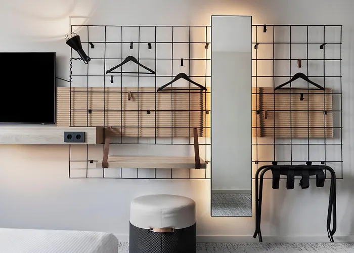 Moxy East 3*
