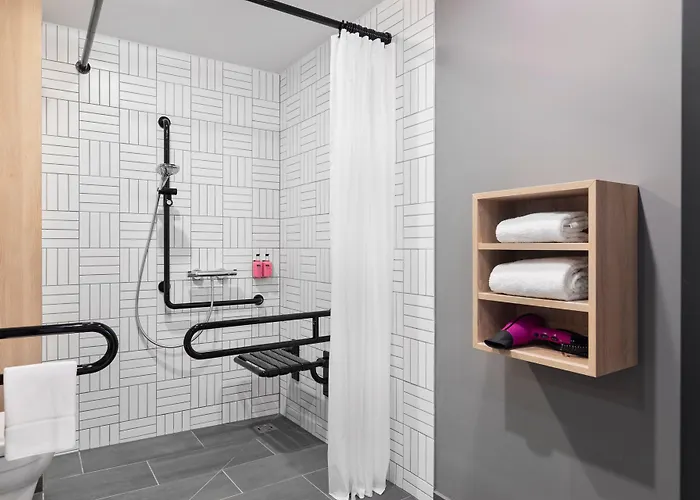 Moxy East 3*