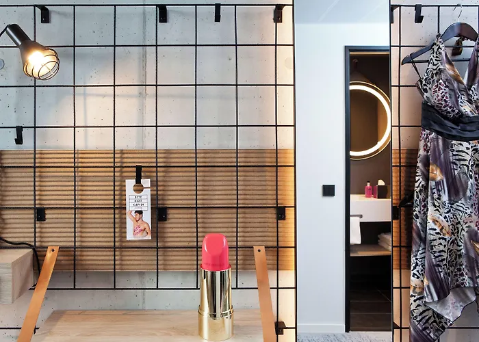 Moxy East 3*