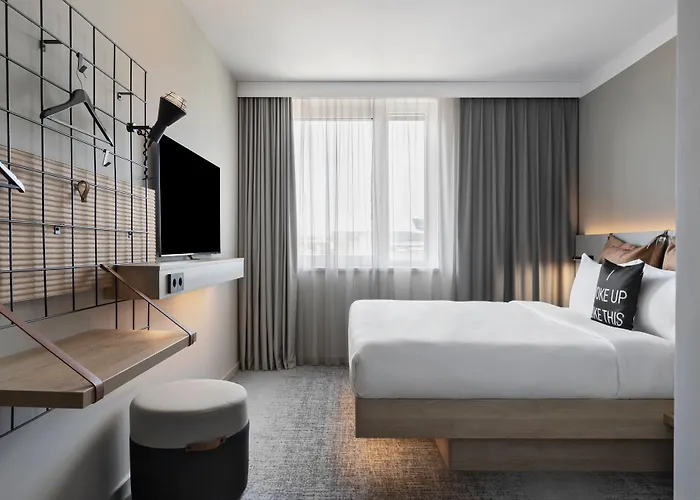Moxy East Hotel 3*
